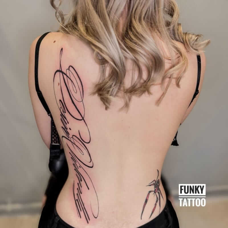 tatuaj fete tatuaj scris tatuaj spate tatuaje nume Salon tatuaje Bucuresti