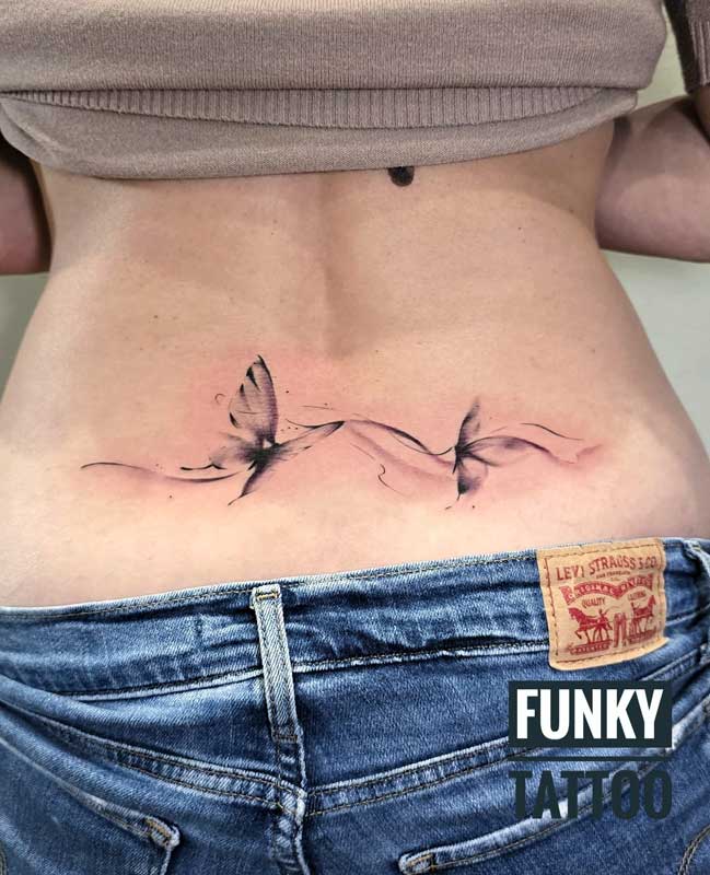 Tatuaj spate  Salon tatuaje Bucuresti Salon Piercing Bucuresti Tatuaje fete, tatuaje fluturi la fund