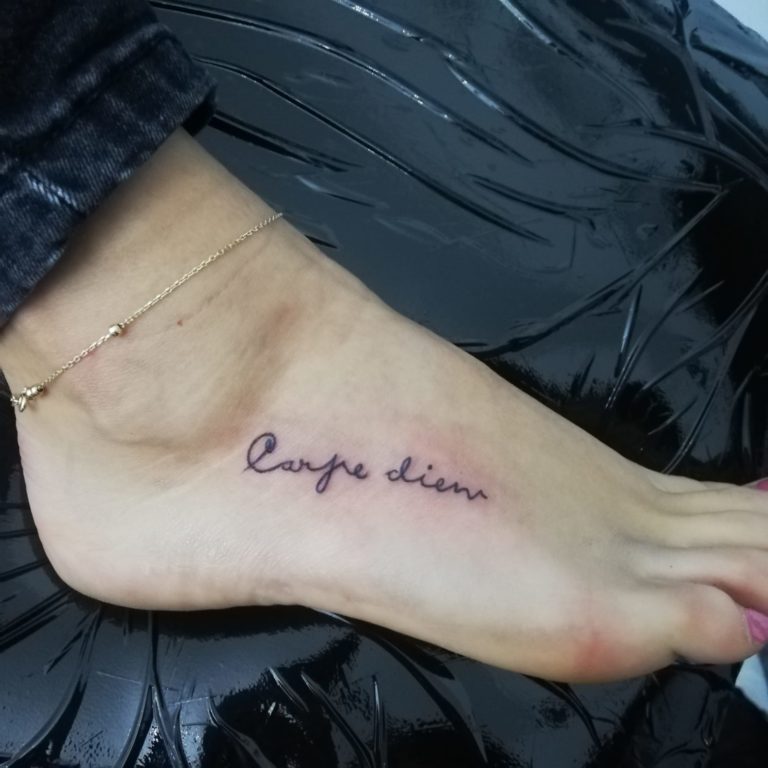 tatuaj fete scris salon tatuaje si piercing Funky tattoo Bucuresti