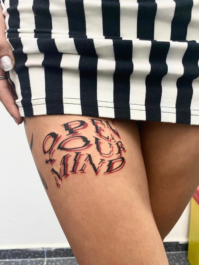 tatuaj fete scris picior salon tatuaje si piercing Funky tattoo Bucuresti