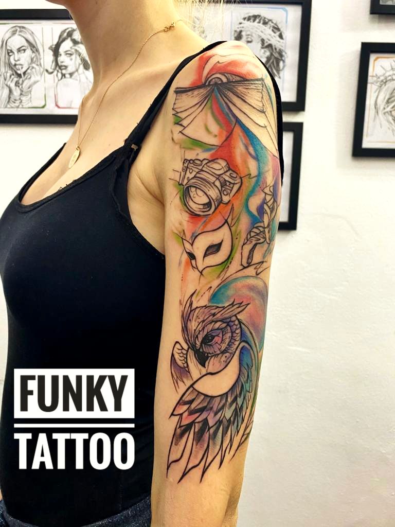 tatuaj masca bufnita aparat foto color fete mana salon tatuaje si piercing Funky tattoo Bucuresti