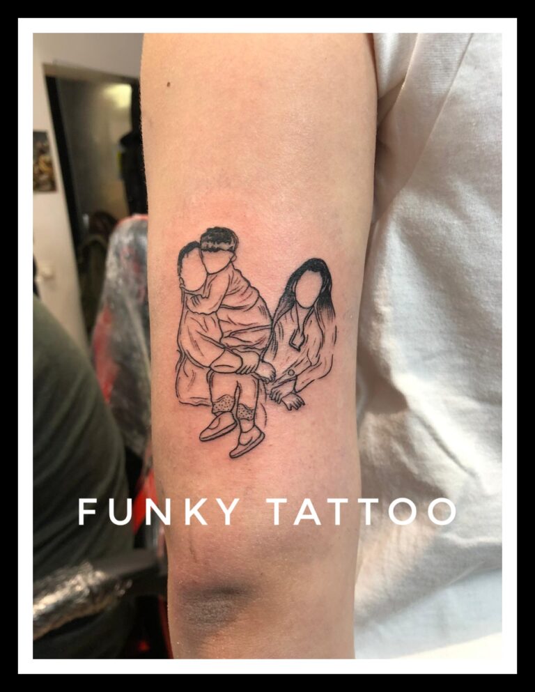 tatuaj cel mai frumos line work familie contur mana linework salon tatuaje si piercing Funky tattoo Bucuresti