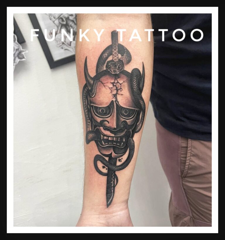 tatuaj cel mai frumos urs animal baieti barbati alb negru mana salon tatuaje si piercing Funky tattoo Bucuresti