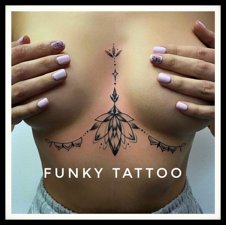 tatuaj cel mai frumos fete sani alb negru sexy salon tatuaje si piercing Funky tattoo Bucuresti