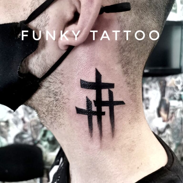 Tatuaj pe gat, tatuaj rosu , polka trash, tatuaj baieti barbati, Salon tatuaje si piercing Funky tattoo Bucuresti