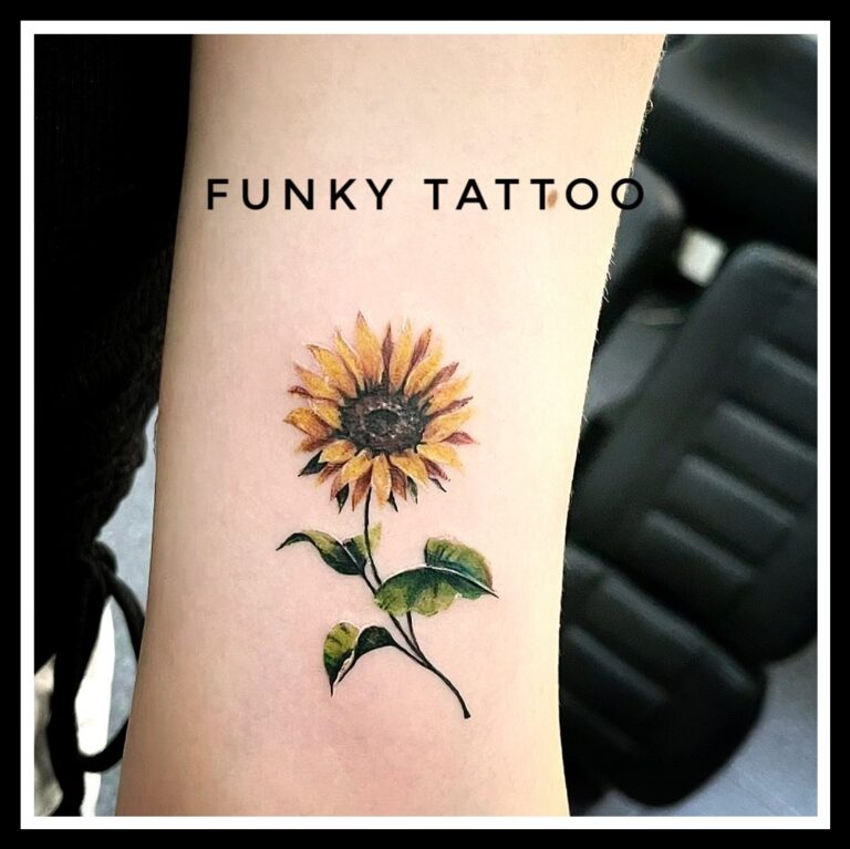 tatuaje frumoase fete floarea soarelui water color tattoo girls flower sexy salon tatuaje si piercing Funky tattoo Bucuresti
