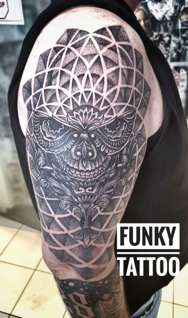 Tatuaj mana arm tattoo realistic geometric dort tattoo black and grey tatuaje baieti barbati men tattoo saloane de tatuaj bucuresti funky tattoo