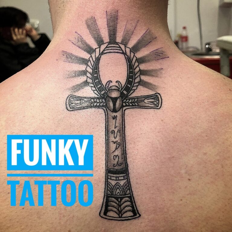 tatuaj baieti barbati spate cruce egipteana salon tatuaje si piercing Funky tattoo Bucuresti