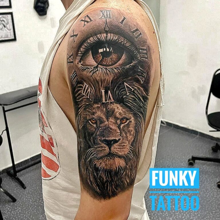 Tatuaj mana realistic leu ochi ceas umar arm tattoo lion eye clock tattoo black and grey tatuaje baieti barbati men tattoo saloane de tatuaj bucuresti funky tattoo