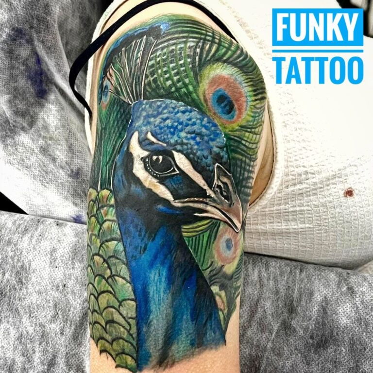 tatuaj fete paun pasare ,mana umar color arm tattoo girl bird peacock salon tatuaje si piercing bucuresti