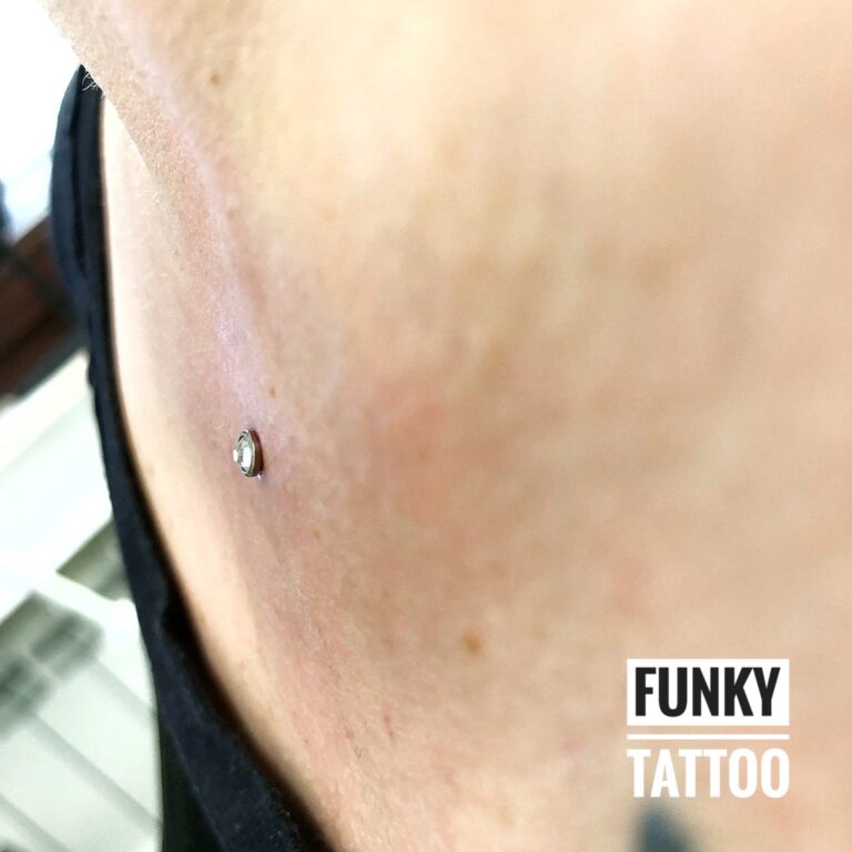 Piercingdermal cercel pe gat stern microdermal Salon tatuaje si piercing Funky Tattoo
