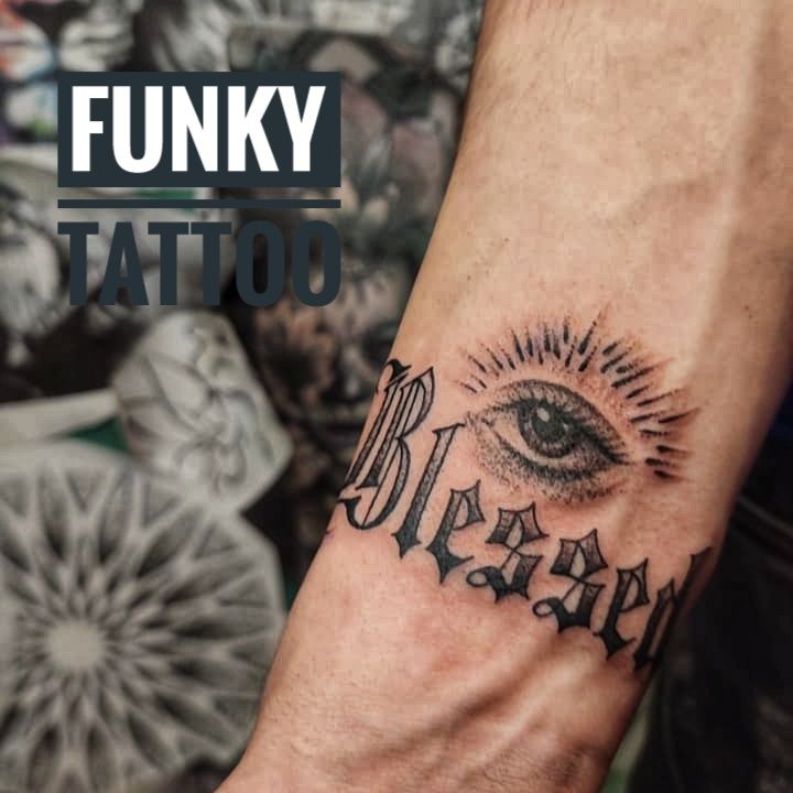 Tatuaj baieti tatuaje scris tatuaj pe mana salon tatuaje si piercing Funky Tattoo