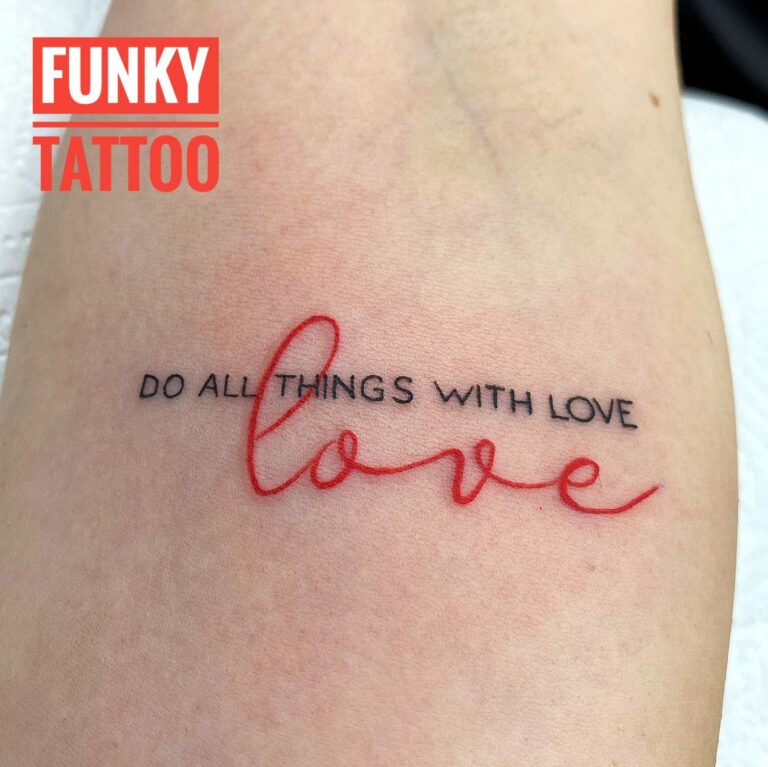 Tatuaj fete tatuaje scris love tatuaj pe mana salon tatuaje si piercing Funky Tattoo