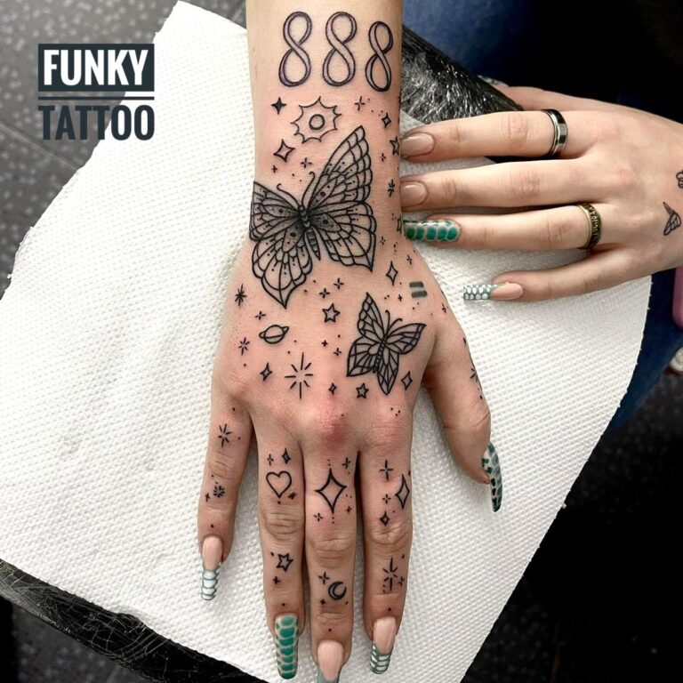 Tatuaj fete tatuaje old school stelute fluturasi tatuaj pe mana salon tatuaje si piercing Funky Tattoo