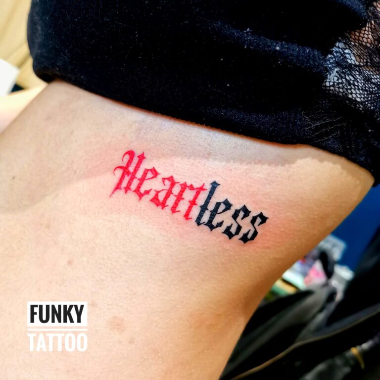 Tatuaj fete tatuaje scris color tatuaj pe coaste salon tatuaje si piercing Funky Tattoo