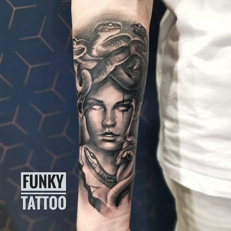 Tatuaj urs tatuaje pe antebrat salon tatuaje si piercing Funky Tattoo
