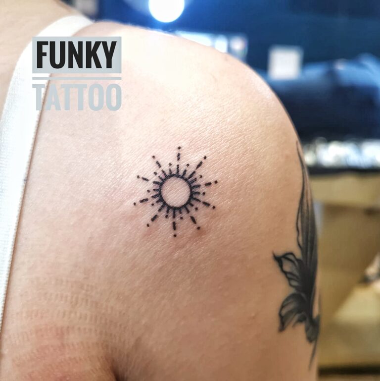 Tatuaj fete tatuaje linework tatuaj soare tatuaj pe mana piept salon tatuaje si piercing Funky Tattoo Bucuresti