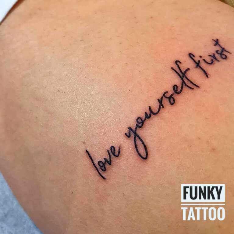 Tatuaj fete tatuaje scris color tatuaj picior salon tatuaje si piercing Funky Tattoo Bucuresti