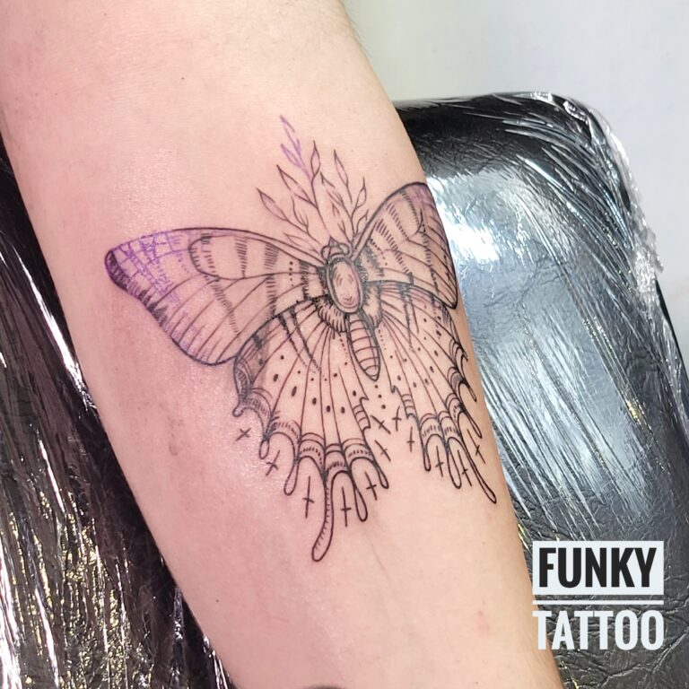 Tatuaj fete tatuaje fluture tatuaj pe mana salon tatuaje si piercing Funky Tattoo Bucuresti