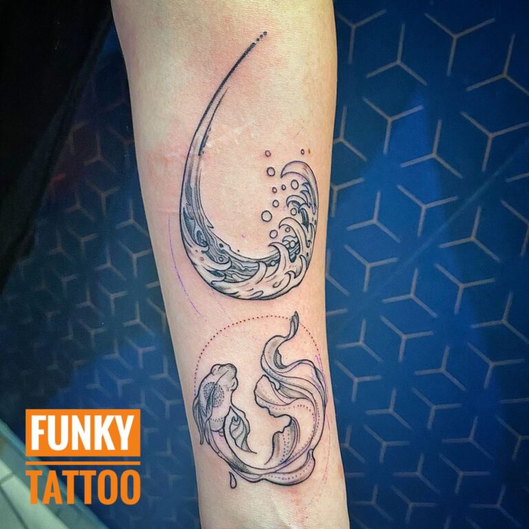 Tatuaj apa valuri pesti tatuaje pe antebrat salon tatuaje si piercing Funky Tattoo