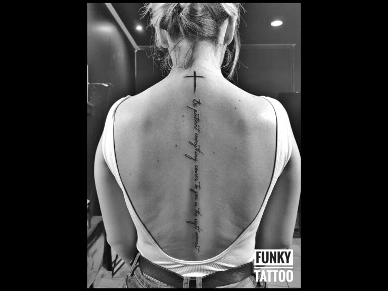 Tatuaj fete tatuaje scris coloana tatuaj spate salon tatuaje si piercing Funky Tattoo Bucuresti