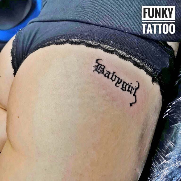 Tatuaj fete tattoos tatuaj fund scris data tatuaj data Salon tatuaje si piercing Funky Tattoo Bucuresti