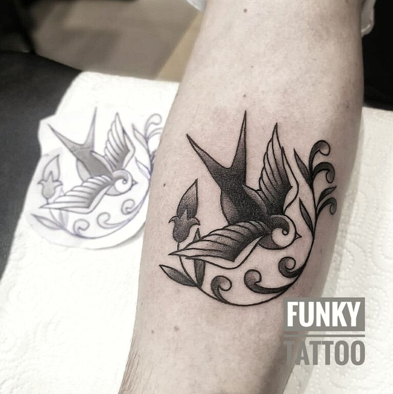 Tatuaj baieti tatuaje pasare swallow tatuaj mana tatuaj pe antebrat Salon tatuaje si piercing Funky Tattoo Bucuresti