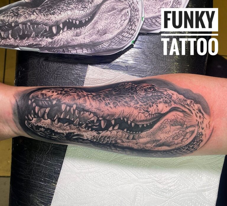 Tatuaj baieti tatuaje realistic tatuaj mana tatuaj antebrat Salon tatuaje si piercing Funky Tattoo Bucuresti