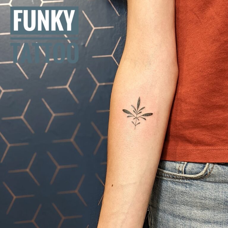 Tatuaj fete tatuaje flori tatuaj pe antebrat flower tattoo Salon tatuaje si piercing Funky Tattoo Bucuresti