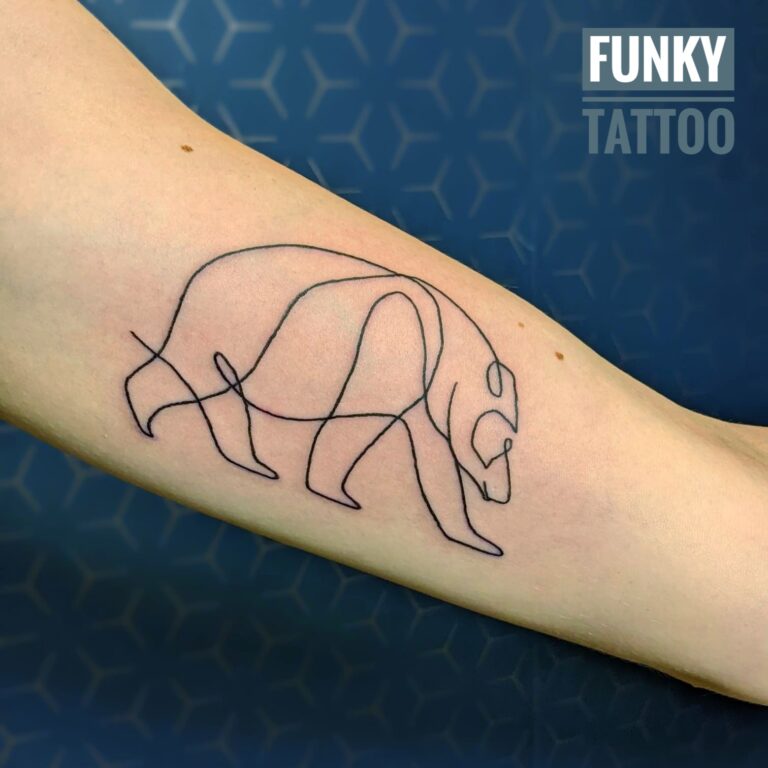 Tatuaj baieti tatuaje urs geometric tatuaj pe antebrat tatuaj mana Salon tatuaje si piercing Funky Tattoo Bucuresti