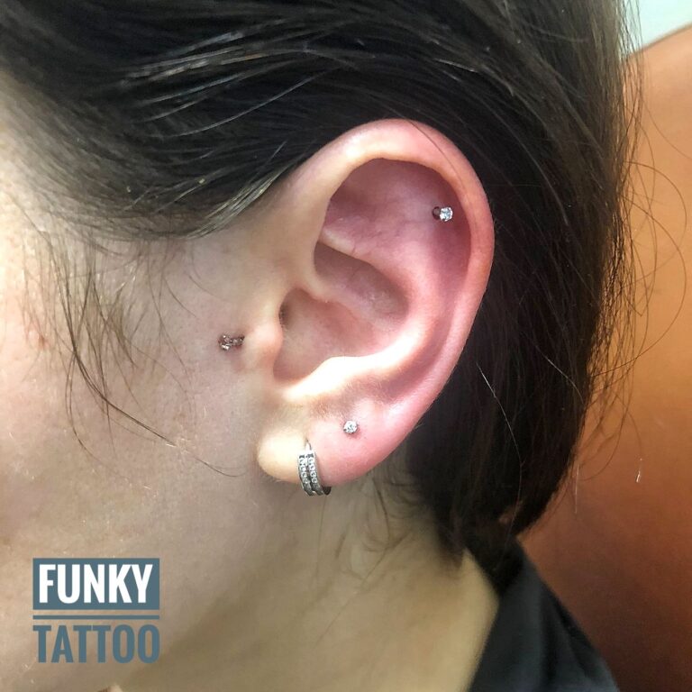 Piercing helix flat lob cercei cartilaj Salon tatuaje si piercing Funky Tattoo