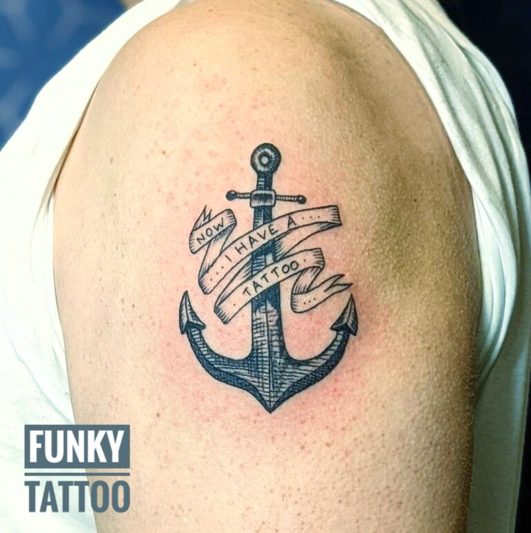 Tatuaj baieti tatuaje ancora tatuaj pe umar tatuaj mana Salon tatuaje si piercing Funky Tattoo Bucuresti