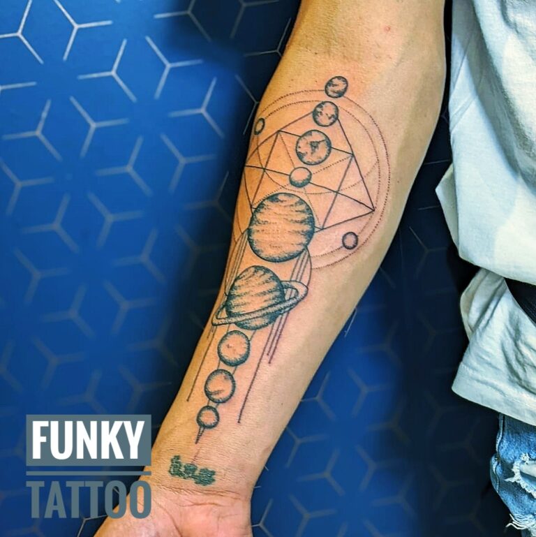 Tatuaj baieti tatuaje geometric tatuaj pe antebrat tatuaj mana Salon tatuaje si piercing Funky Tattoo Bucuresti