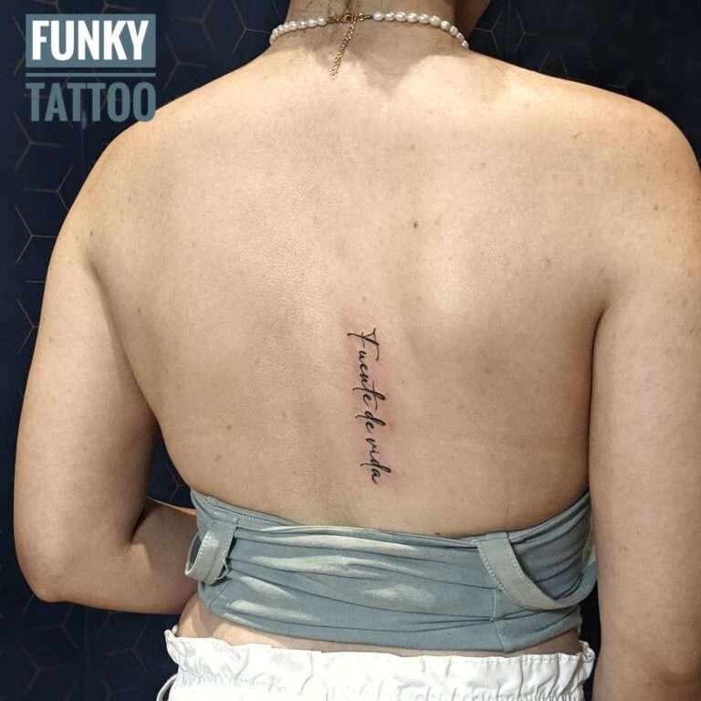Salon tatuaje si piercing Funky Tattoo Bucuresti Tatuaj Fete tatuaje scrisuri tatuaj scris pe Spate tatuaj engleza tatuaj Mana