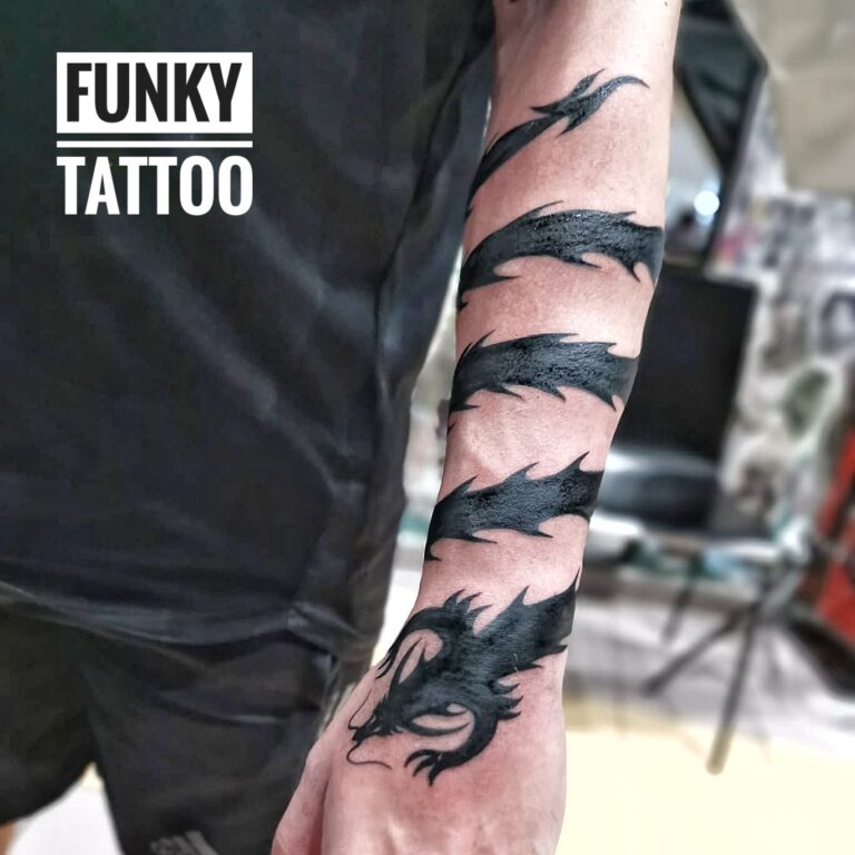 Salon tatuaje si piercing Funky Tattoo Bucuresti Tatuaj baieti tattoos tatuaj sarpe dragon pe antebrat