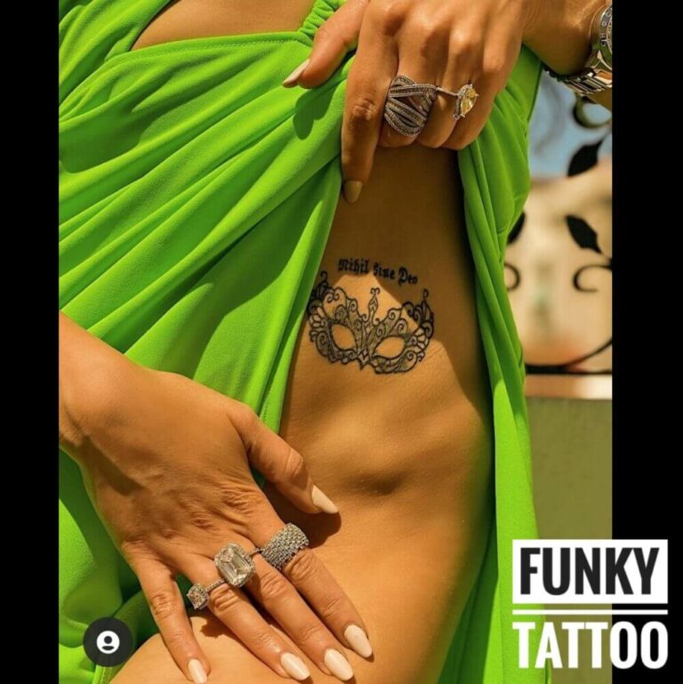 Tatuaj fete tattoos tatuaj abdomen tatuaj masca Salon tatuaje si piercing Funky Tattoo Bucuresti