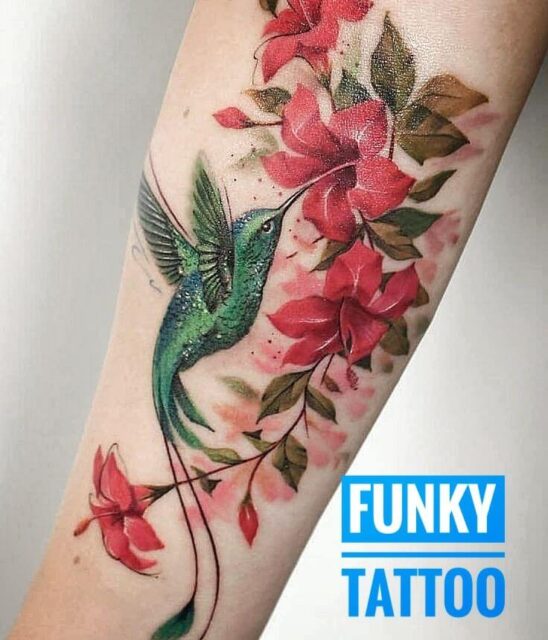 Tatuaje fete Tatuaj pe mana arm tattoo flori pasarea colibrii tattoo color tattoo saloane de tatuaj bucuresti funky tattoo