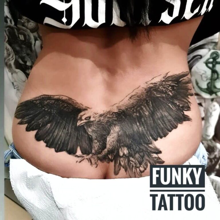 Tatuaj fete tatuaje vultur tatuaj pe spate fund salon tatuaje si piercing Funky Tattoo