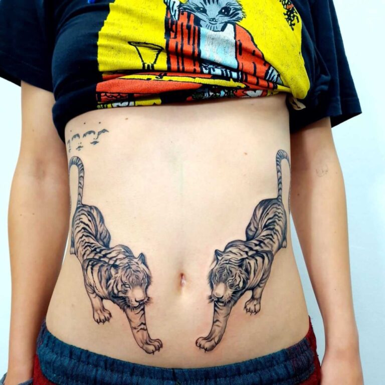 Tatuaj fete Tatuaj pe Abdomen Burta Tatuaj Tigrii Tigers tattoo saloane de tatuaj bucuresti funky tattoo