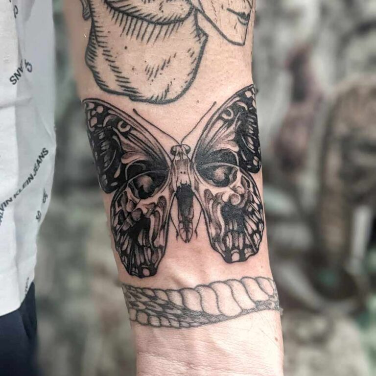 Tatuaj-Baieti-Tatuaj-Fluture-Cap-de-Mort-Mana-Salon-de-Tatuaje-Bucuresti-Funky-Tattoo