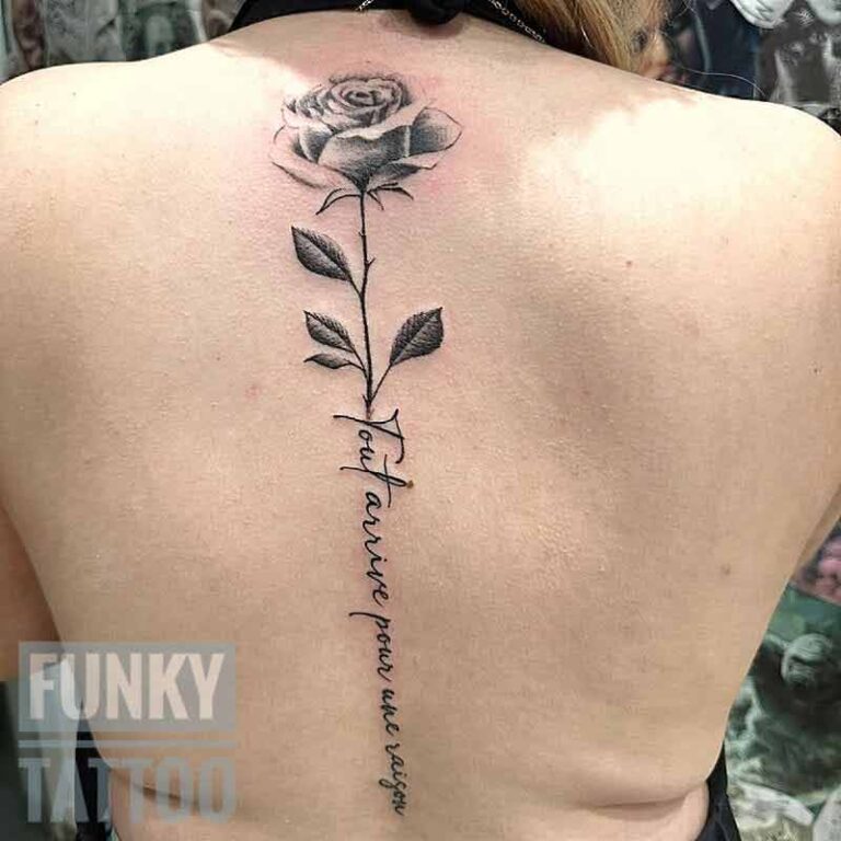 Saloane-tatuaj-fete-Bucuresti-pe-coloana-tatuaj-scris-si-trandafir-