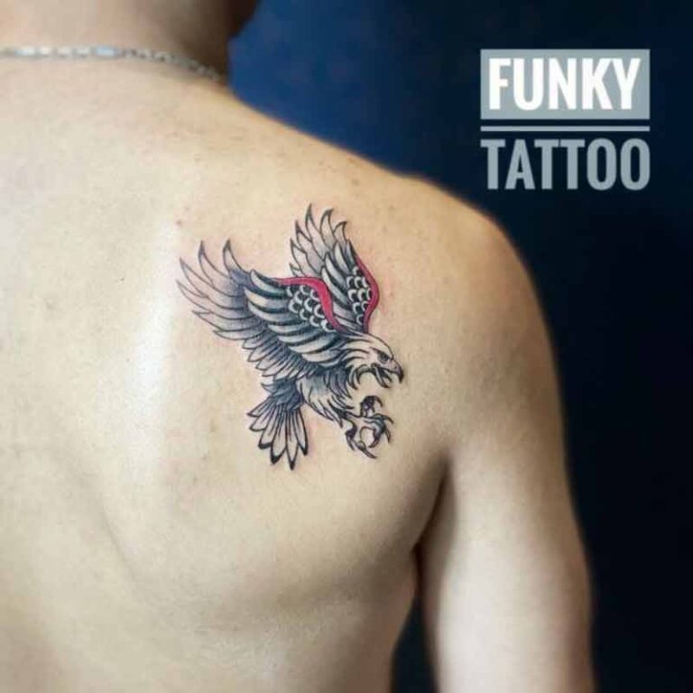 Salon-tatuaje-bucuresti-centru-tatuaj-barbati-pe-spate-umar-vultur-tatuaj-color