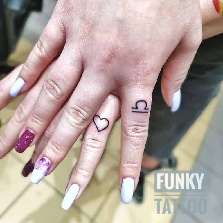 Finger tattoos Salon-tatuaje-bucuresti-centru-tatuaj-cuplu-pe-degete-tatuaje-fete