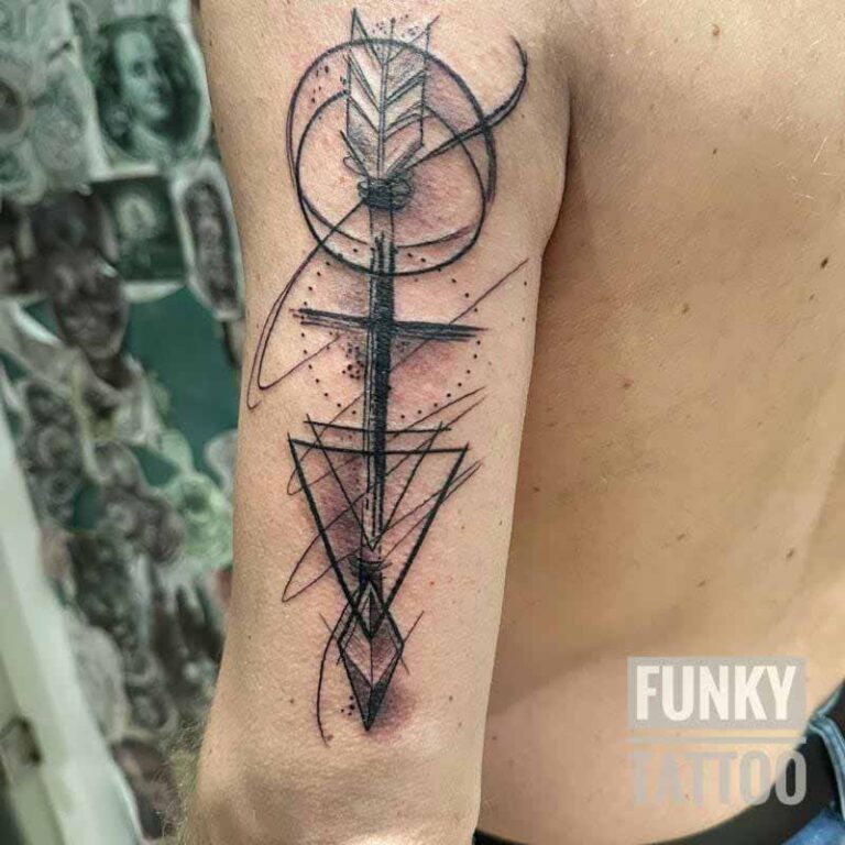 salon-tatuaje-bucuresti-tatuaje-pe-mana-barbati-tatuaj-sageata