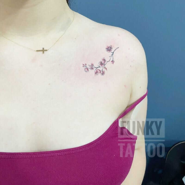 Salon de tatuaje in Bucuresti tatuaj fete tatuaj flroi de cires tatuaj pe umar clavicula piept