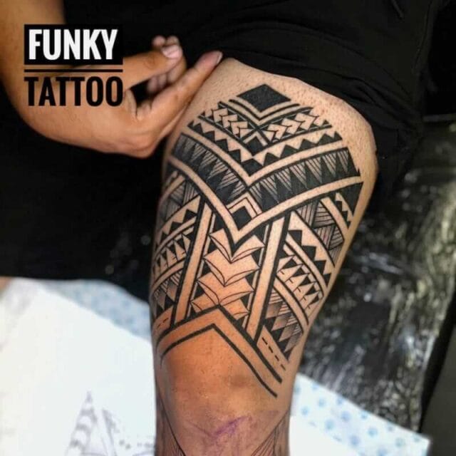 Salon de tatuaje baieti barbati model tatuaj maori tatuaj pe picior