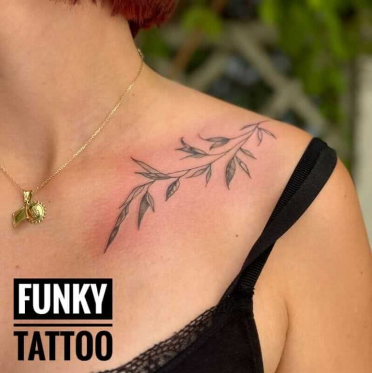 Salon de tatuaje fete tatuaj flori pe umar girls tattoo