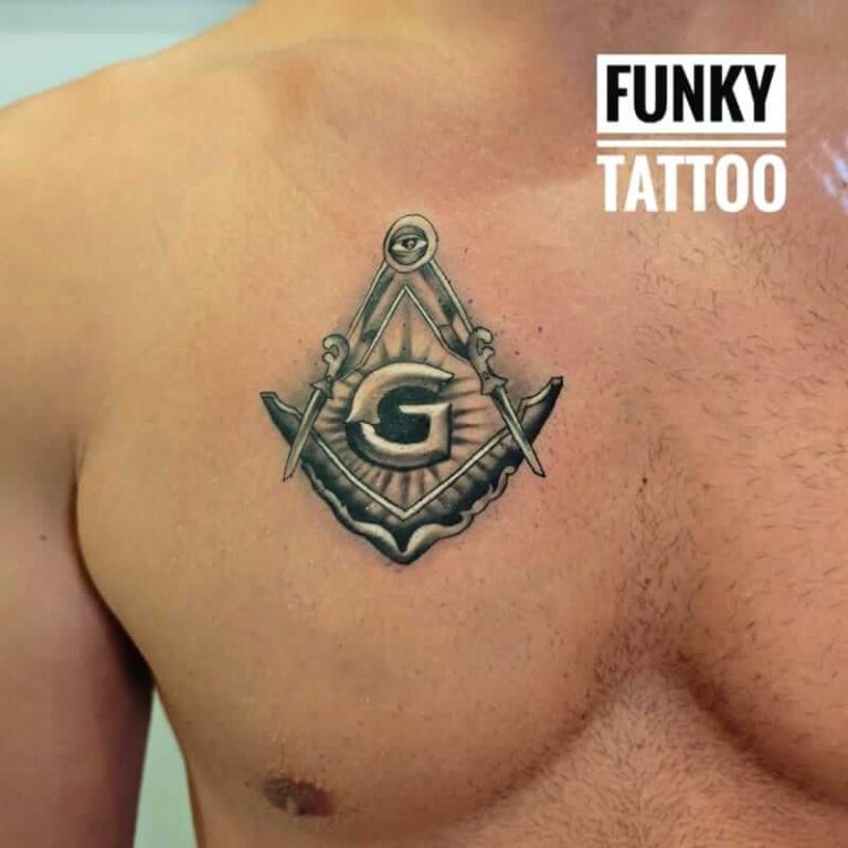 tatuaj sigla masonica pe piept tatuaje barbati modele de tatuaje masonice salon de tatuaje in bucuresti