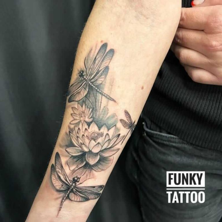 tatuaje pe mana modele tatuaje fete tatuaj flori libelula pe antebrat