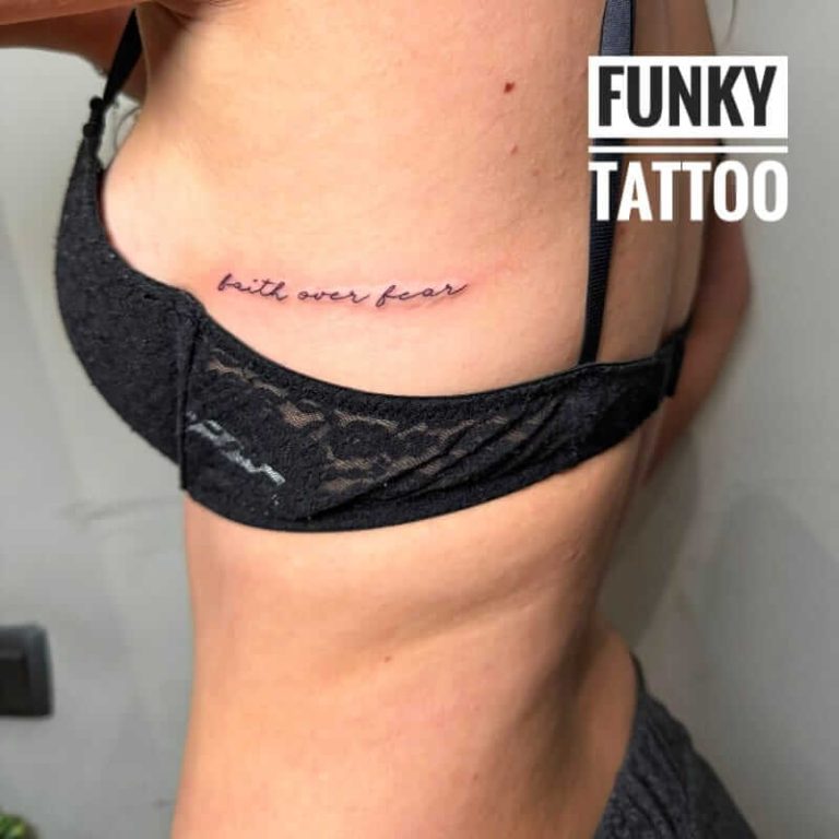 tatuaje fete scrisuri tatuaje pe spate fete idei tatuaje fete tatuaje mici salon tatuaje